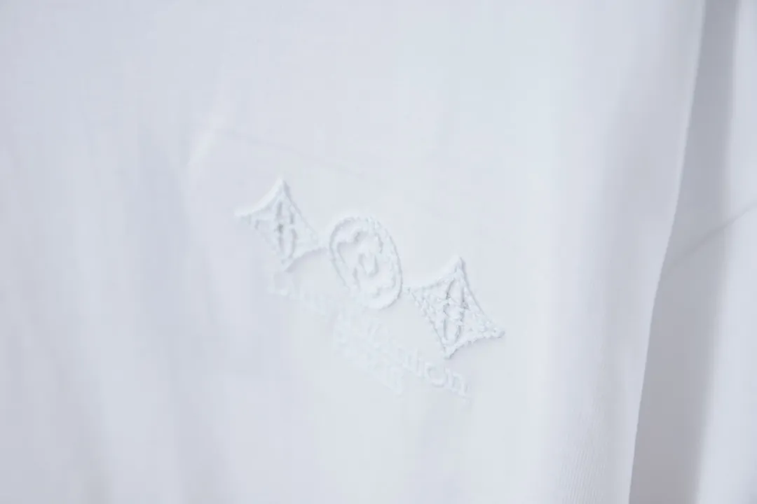 🅿️180 1V 25SS early spring new style embroidered LV letter short sleeves light luxury essential item for daily commuting for men and women Correct version Welcome to compare Detailed features · 320g 100% pure cotton double yarn jersey fabric · Special thickened 32 pieces of double-strand 1X1 thread in the same vat · Imported Tajima machine hollow show embroidered LV letter technology · Double needle stitching and cross-stitch technology · Original main mark, washable tag, brand moisture-proof paper packaging Color: black/white Size: S/M/L/XL
